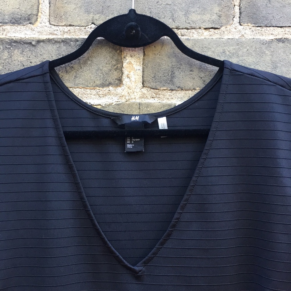 H&M, Textured, Fitted V-Neck Top - Picture 2 of 11